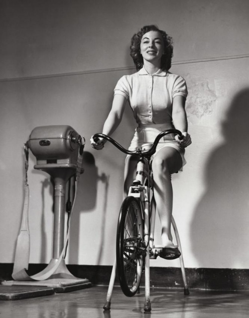 girl-on-the-bike-in-the-gym