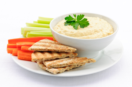 Hummus with pita bread and vegetables