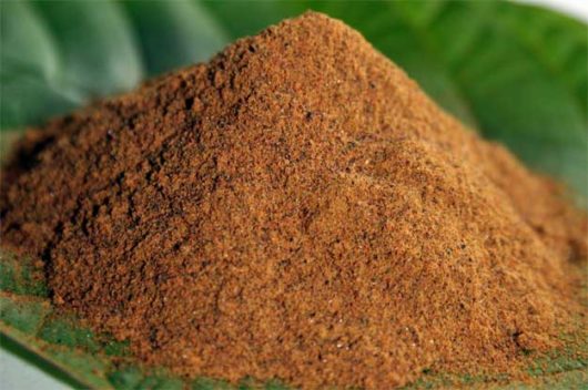 The Kratom red dragon powder on the leaf