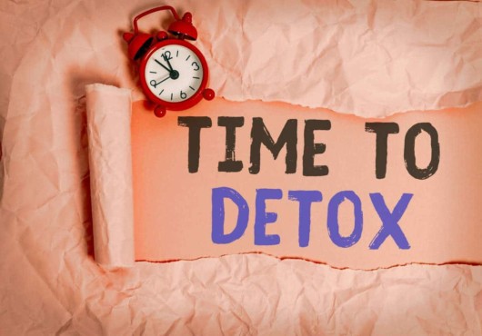 The words "time to detox" are written on the pinky paper