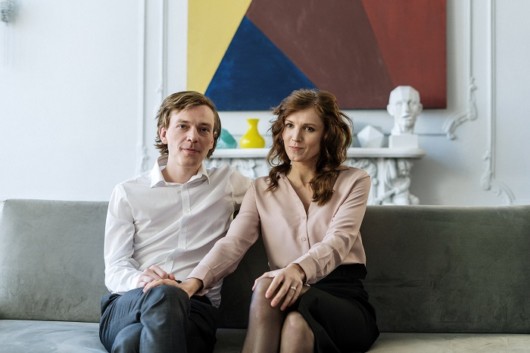 A young couple is sitting on the sofa at a family counselling